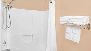 Articles de toilette gratuits, sèche-cheveux, serviettes fournies