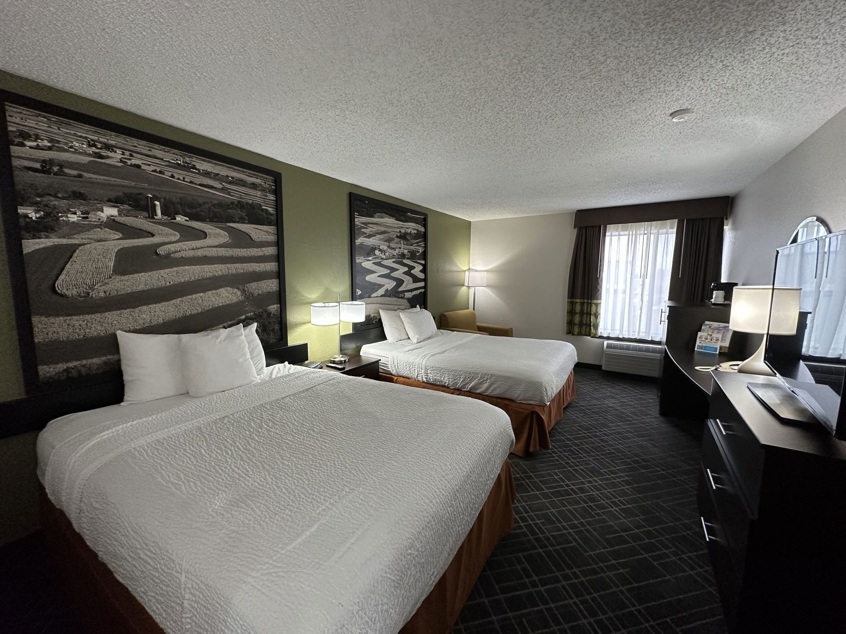 Schreibtisch, Verdunkelungsvorhänge, Bügeleisen/Bügelbrett