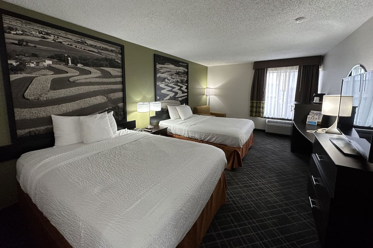 Schreibtisch, Verdunkelungsvorhänge, Bügeleisen/Bügelbrett