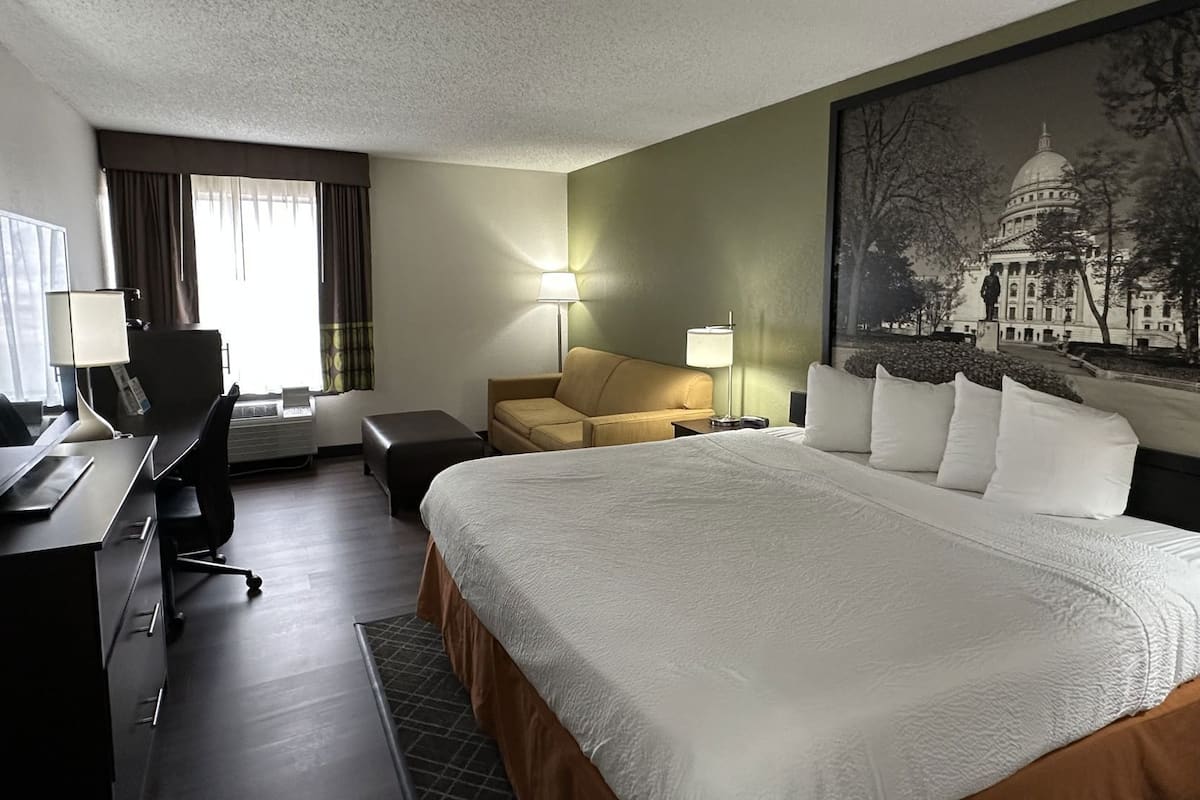 Schreibtisch, Verdunkelungsvorhänge, Bügeleisen/Bügelbrett