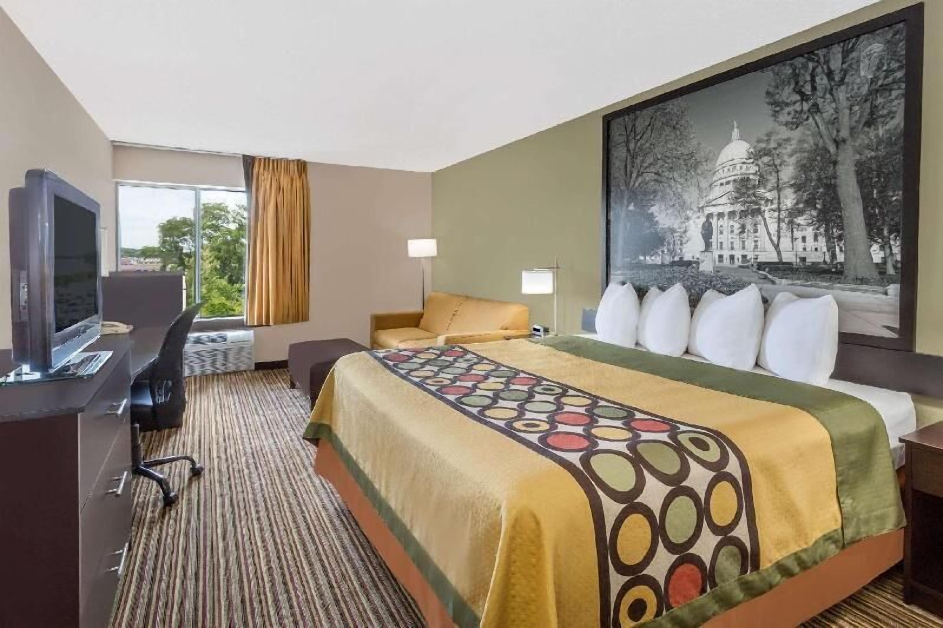 Schreibtisch, Verdunkelungsvorhänge, Bügeleisen/Bügelbrett