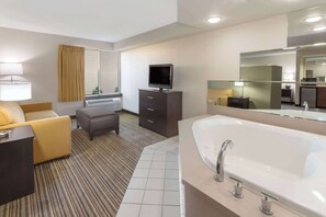 Escritorio, cortinas blackout y tabla de planchar con plancha