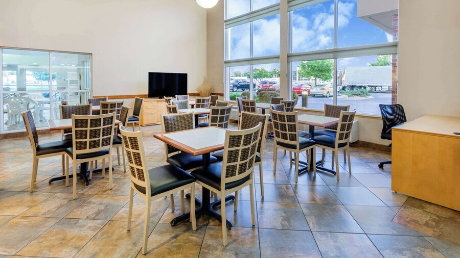 Super 8 by Wyndham Madison South