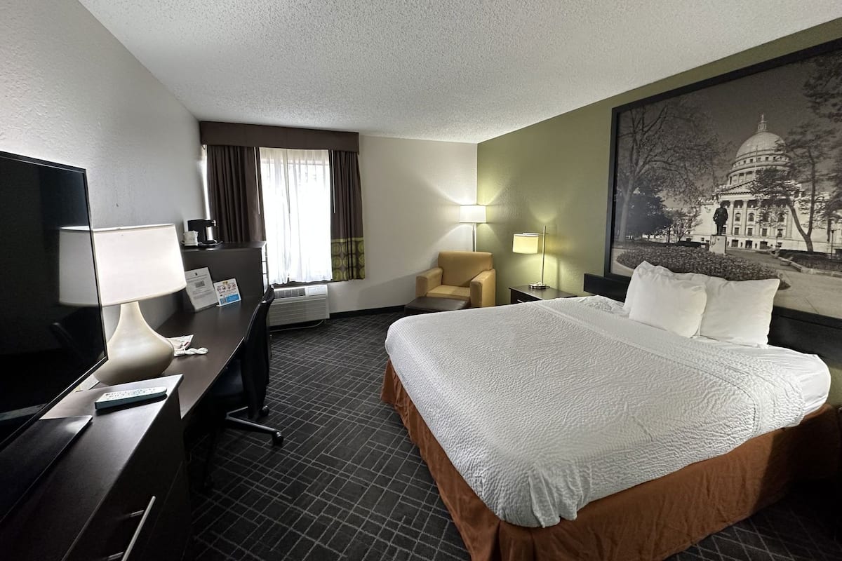 Schreibtisch, Verdunkelungsvorhänge, Bügeleisen/Bügelbrett