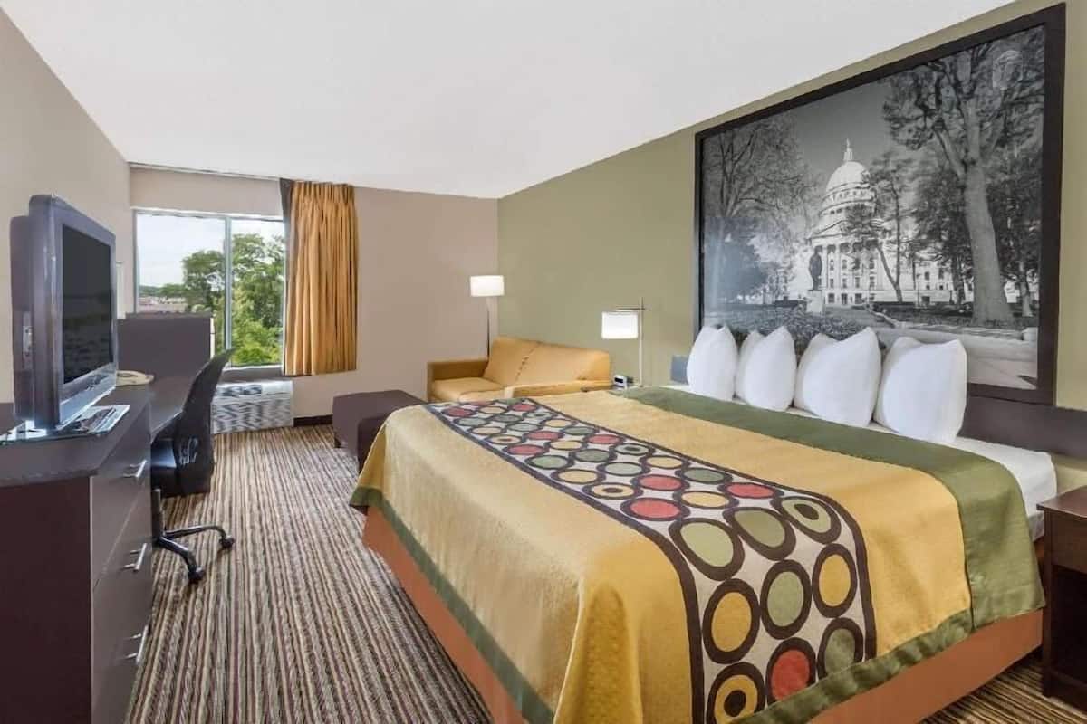 Schreibtisch, Verdunkelungsvorhänge, Bügeleisen/Bügelbrett