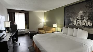 Schreibtisch, Verdunkelungsvorhänge, Bügeleisen/Bügelbrett