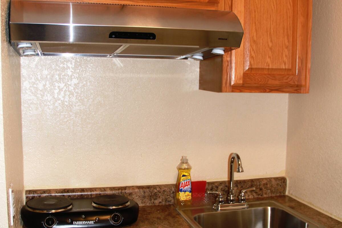 fridge, microwave, coffee/tea maker