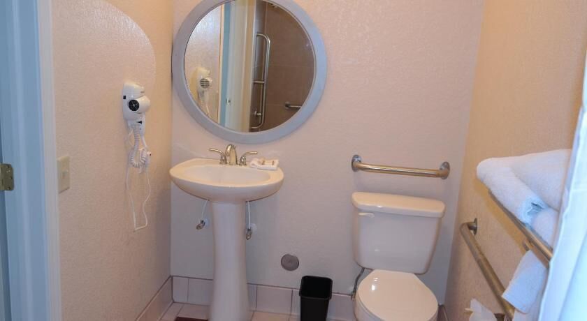 Salle de bain | Ensemble baignoire-douche, articles de toilette griffés