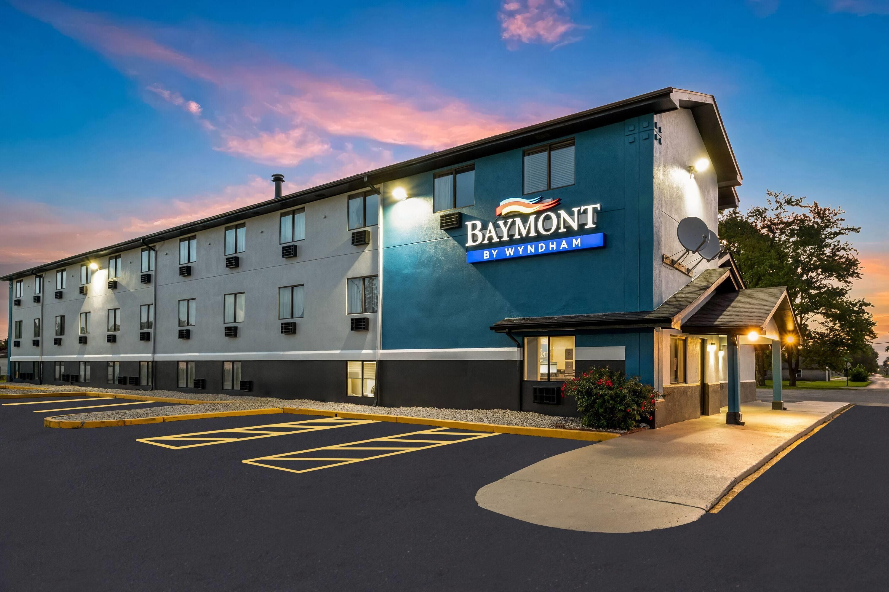 Hotel Baymont by Wyndham amb un aparcament i façana d'edifici.
