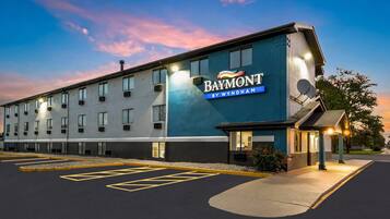 Hotel Baymont by Wyndham amb un aparcament i façana d'edifici.