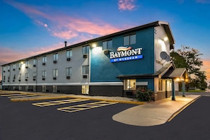 Hotel Baymont by Wyndham con estacionamiento y fachada.