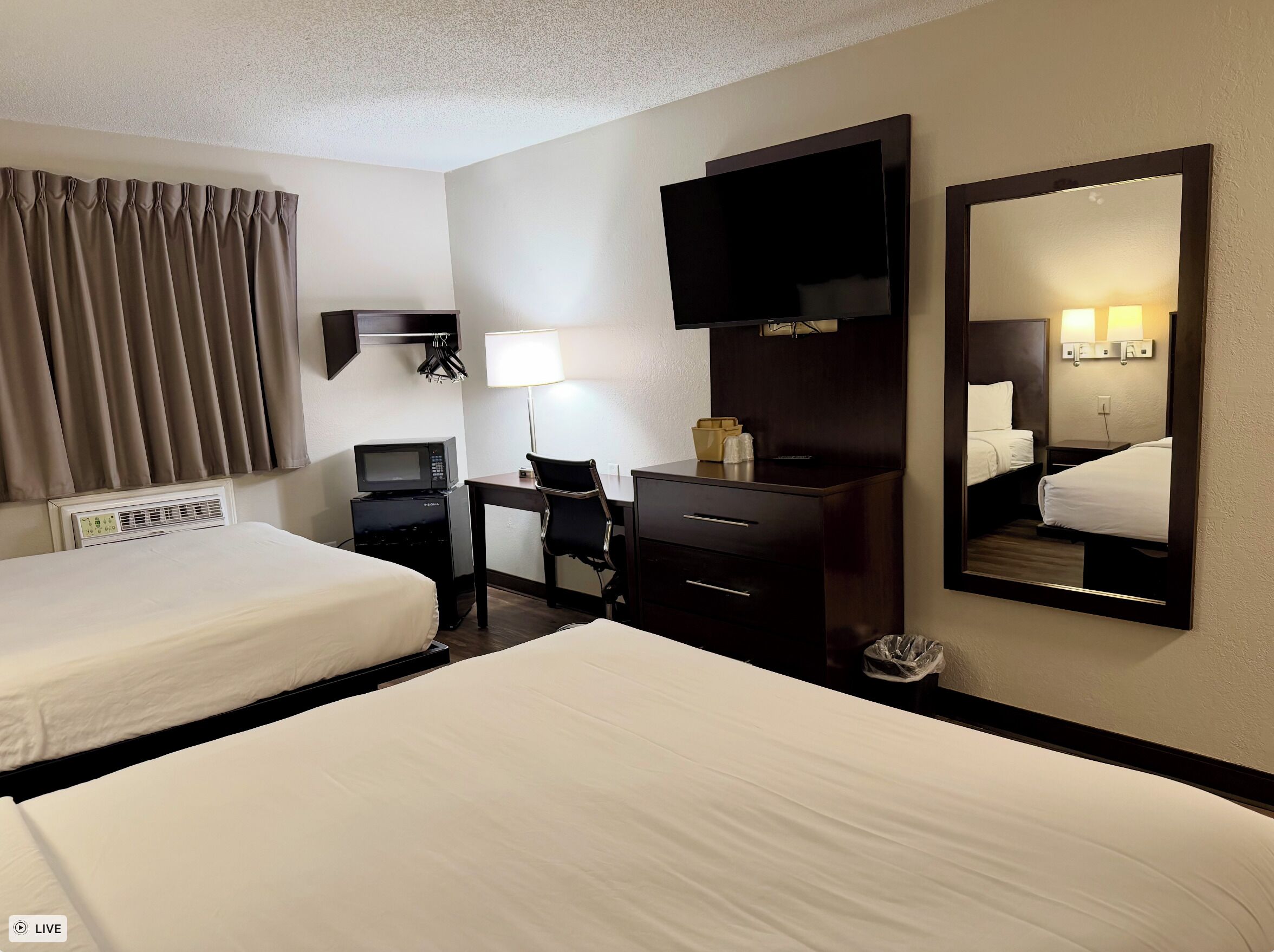 Bureau, rideaux occultants, fer et planche à repasser