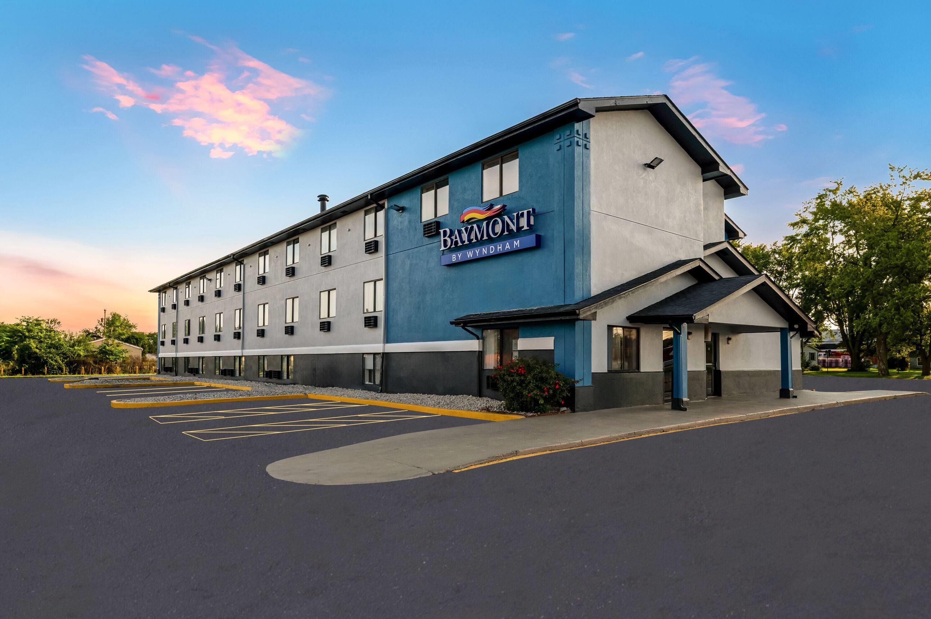 Un edificio moderno con un cartel que dice 'BAYMONT BY WYNDHAM', indicando que es un hotel.