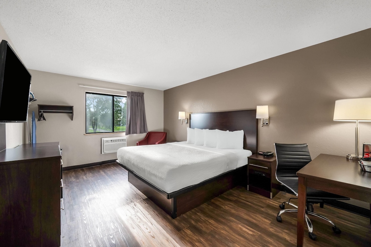 Room, 1 King Bed, Non Smoking | Desk, blackout drapes, iron/ironing board, cribs (free)