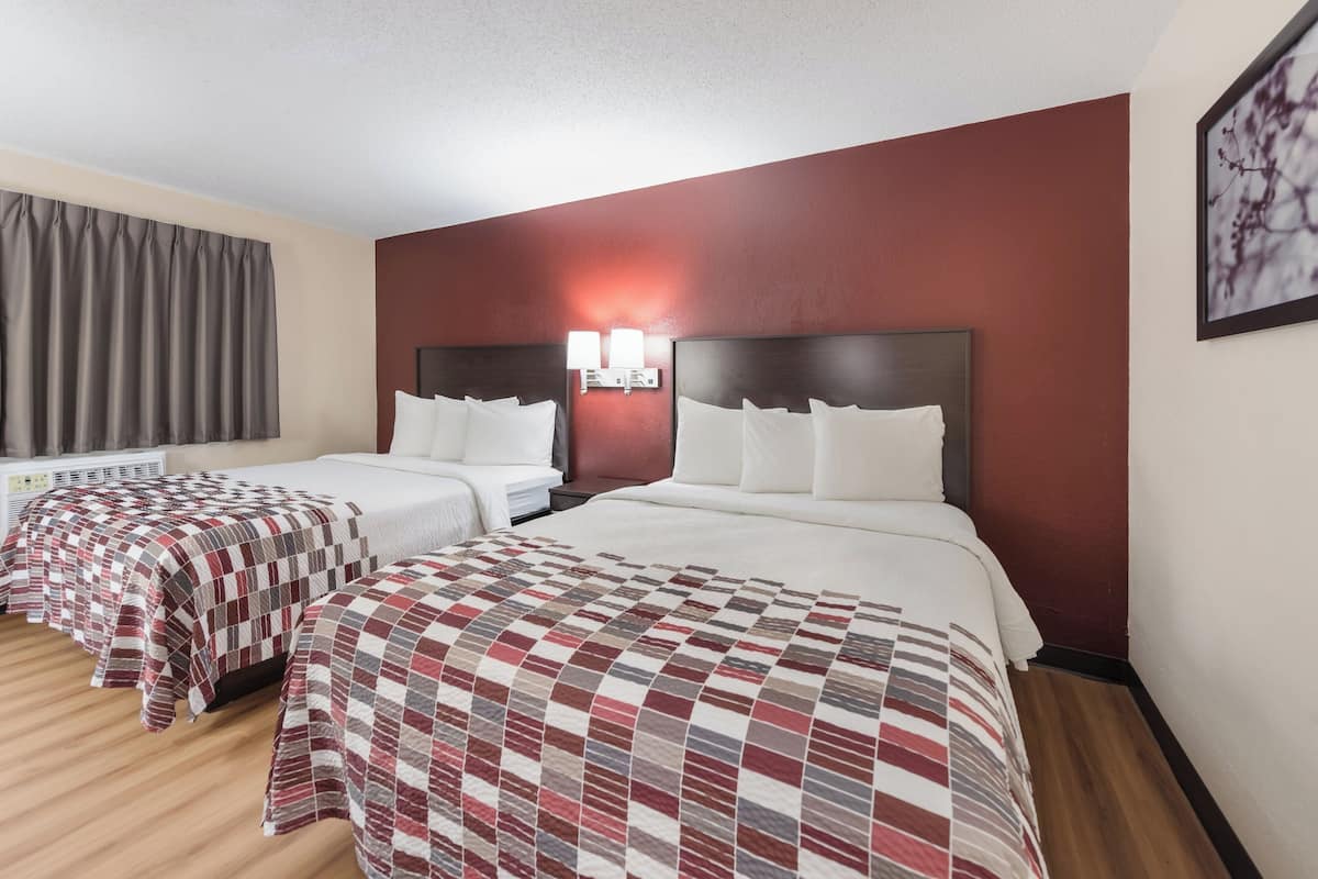 Cortinas blackout, cunas gratuitas, wifi gratis y ropa de cama