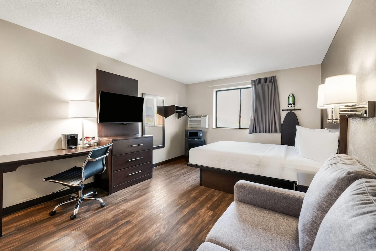 Suite, 1 Queen Bed, Non Smoking | Desk, blackout drapes, iron/ironing board, cribs (free)