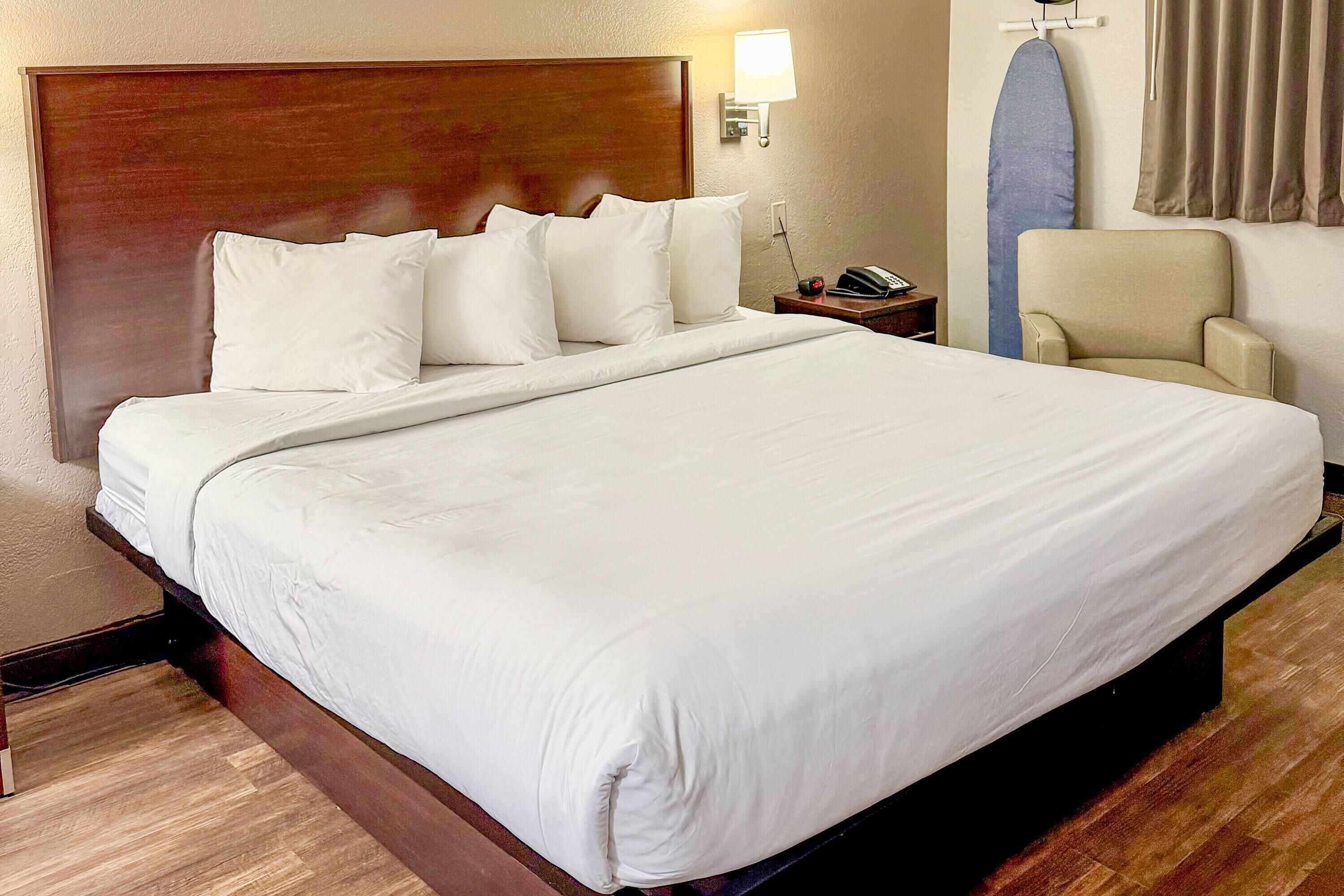 Quarto, 1 cama King, para não fumantes | Escrivaninha, cortinas blackout, ferros/tábuas de passar roupa