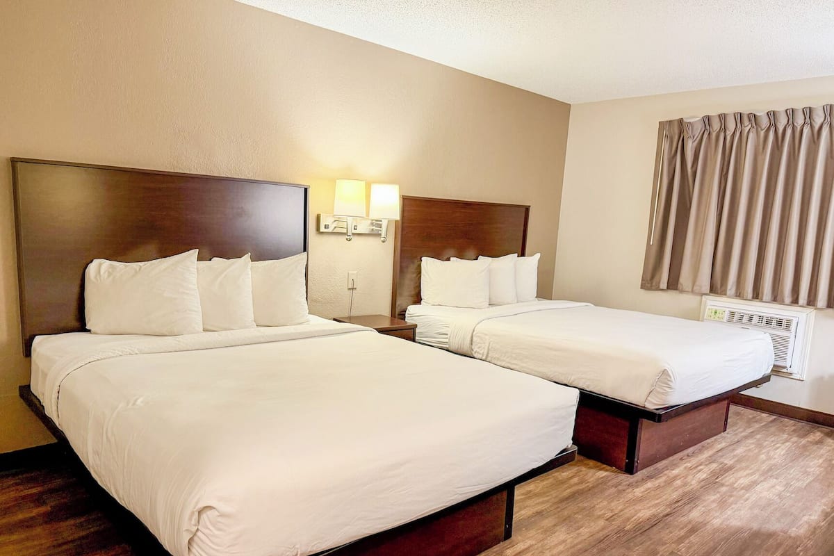 Chambre, 2 grands lits, non-fumeurs | Bureau, rideaux occultants, fer et planche Ă repasser