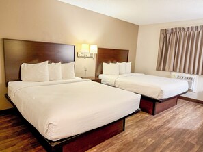 Habitació, 2 llits de matrimoni, no fumadors | Escriptori, cortines opaques i planxa i posts de planxar 