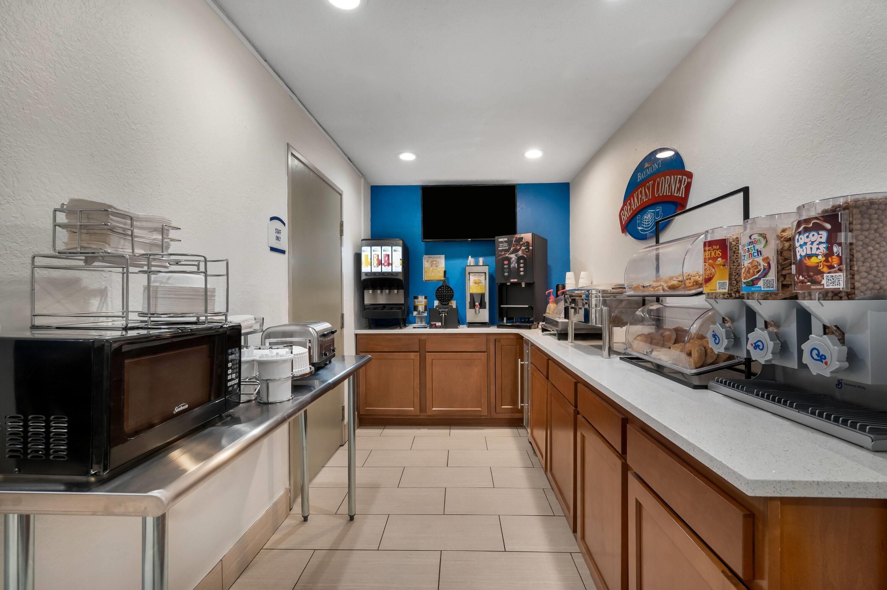 Un espace dédié au petit-déjeuner, équipé d’une machine à café, d’un four à micro-ondes et offrant un assortiment de produits alimentaires.