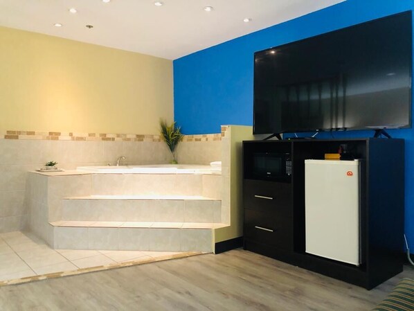 Desk, laptop workspace, blackout curtains, free WiFi - Wallaceburg Inn (Chatham-Kent)