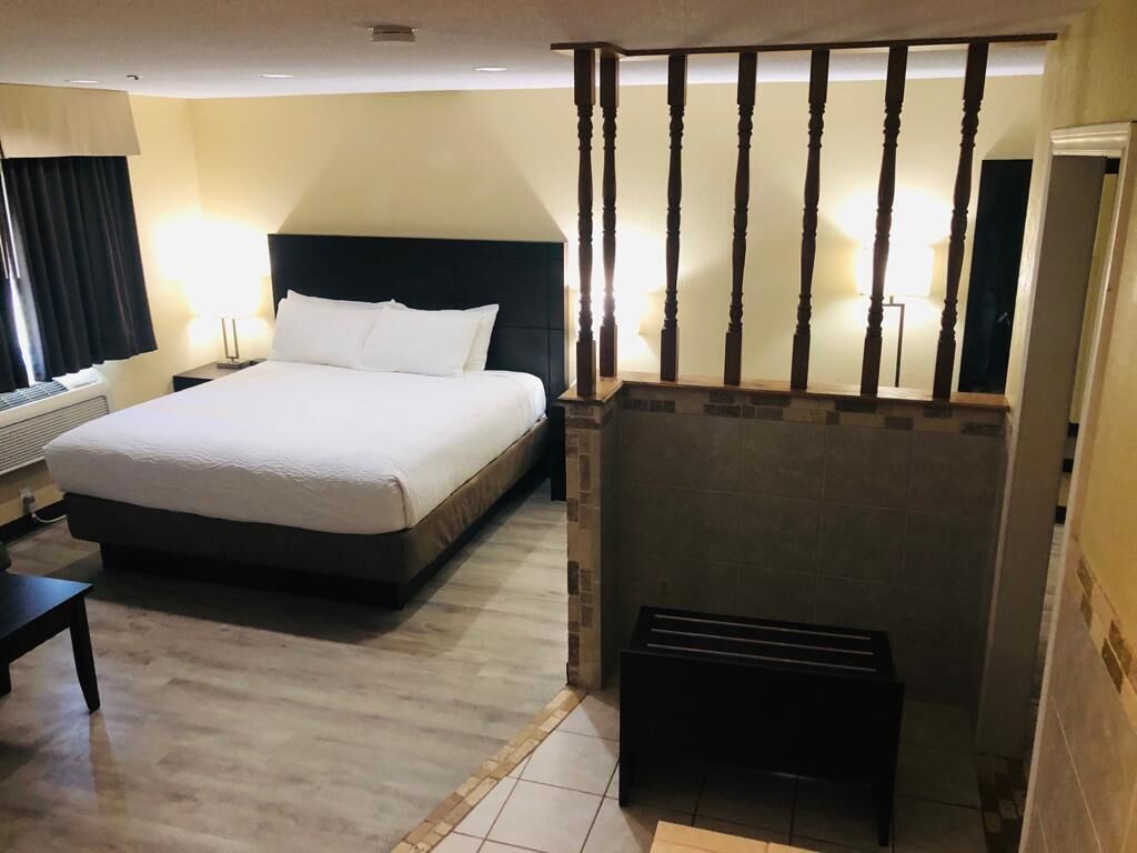 套房, 1 张特大床, 无烟房 | 办公桌、笔记本电脑工作区、遮光窗帘、免费 WiFi