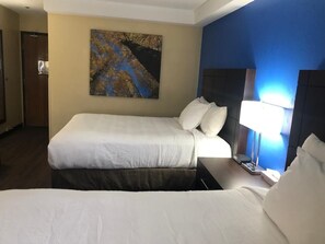 Escriptori, espai de treball apte per a portàtils i cortines opaques 