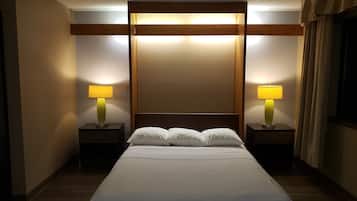 Studio Suite, 1 Queen Bed, Non Smoking | In-room safe, desk, iron/ironing board, free cribs/infant beds