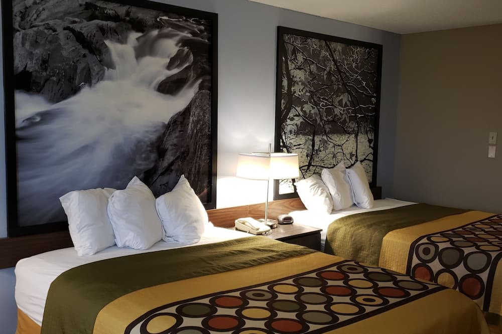 Super 8 by Wyndham Milwaukee Airport