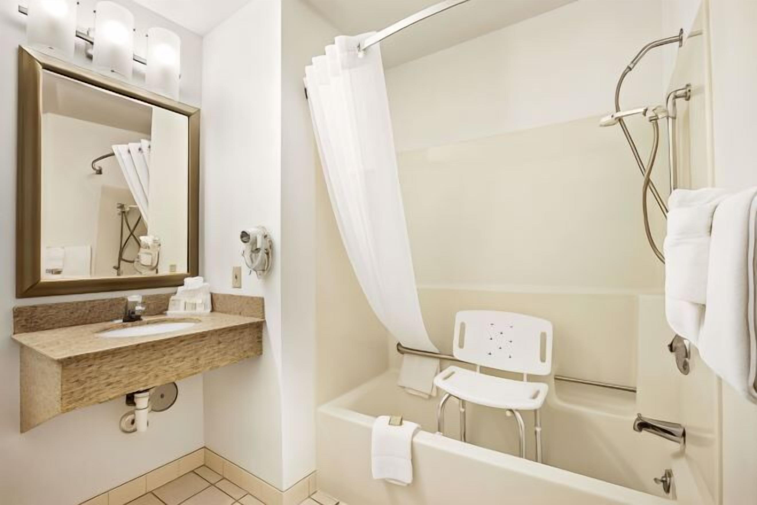 Bathroom | Combined shower/bathtub, eco-friendly toiletries, hair dryer, towels