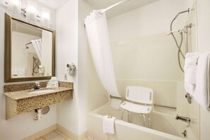 Chambre, 1 très grand lit, accessible aux personnes à mobilité réduite, non-fumeurs (Mobility) | Coffres-forts dans les chambres, bureau, fer et planche à repasser