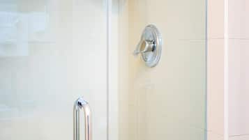 Porta doccia in vetro con maniglia cromata e rubinetteria cromata.