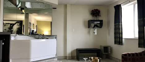 Suite, 1 trĂšs grand lit, bain Ă remous