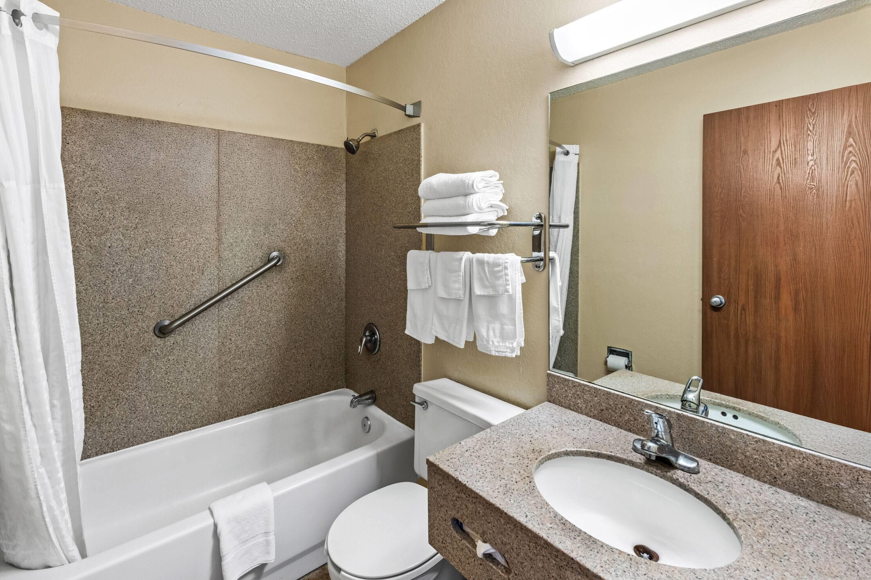 Standard Room, 2 Queen Beds | Bathroom