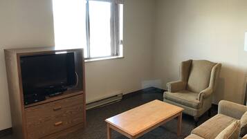 Studio Suite, 1 King Bed, Non Smoking | Living area