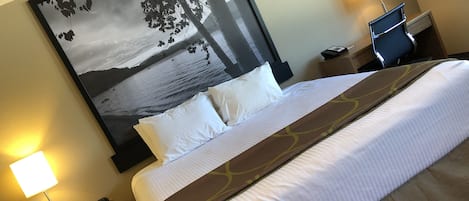 Suite estudio, 1 cama King size, para no fumadores | Escritorio, espacio para trabajar con laptop y cortinas blackout