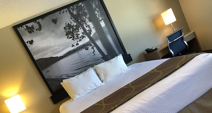 Super 8 by Wyndham Salmon Arm