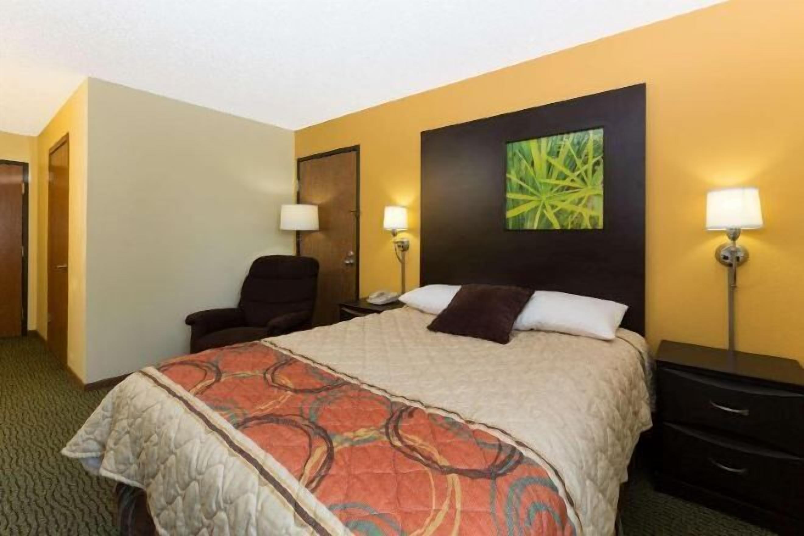 Een bureau, verduisterende gordijnen, een strijkplank/strijkijzer