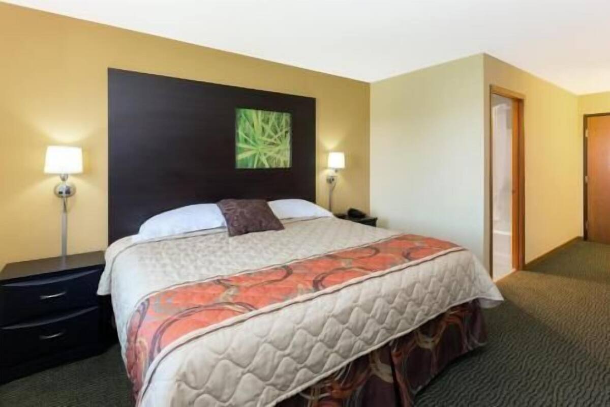 مكتب وستائر تعتيم ومكواة/لوح كي وأسرّة أطفال/رضّع (مجانًا)