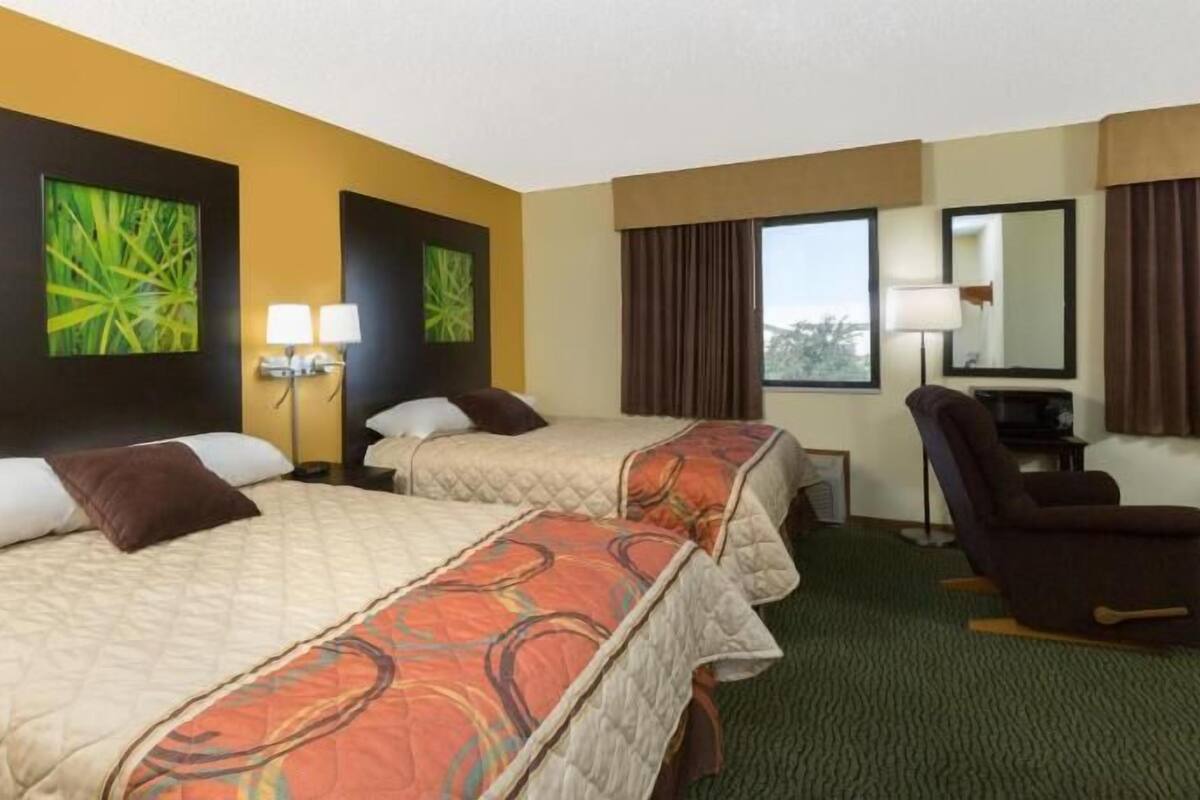 مكتب وستائر تعتيم ومكواة/لوح كي وأسرّة أطفال/رضّع (مجانًا)