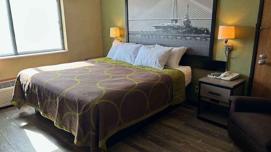 Super 8 by Wyndham Perry IA