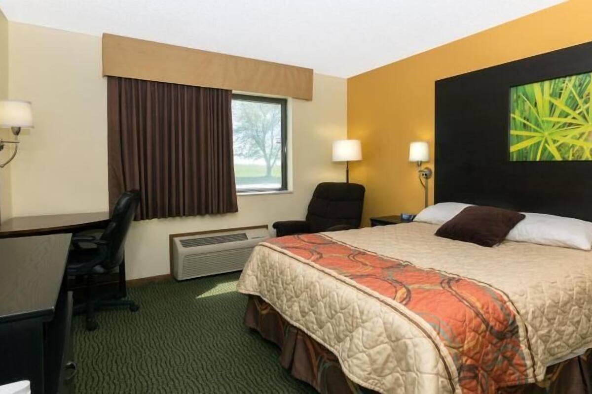 مكتب وستائر تعتيم ومكواة/لوح كي وأسرّة أطفال/رضّع (مجانًا)