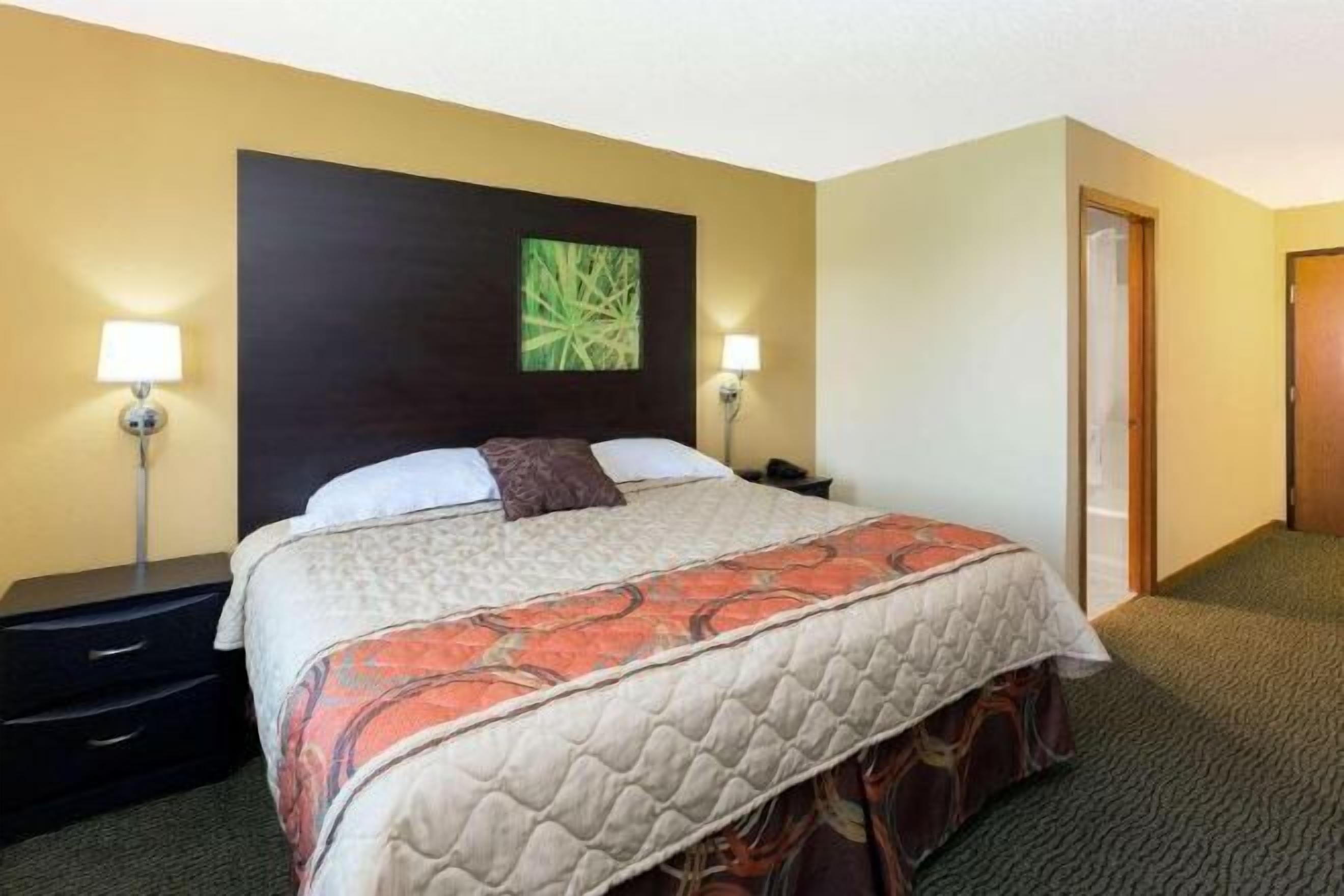 Een bureau, verduisterende gordijnen, een strijkplank/strijkijzer