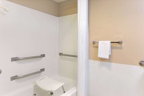 Artículos de higiene personal gratuitos, secador de pelo y toallas