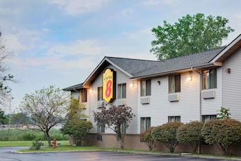 Super 8 by Wyndham Mentor/Cleveland Area