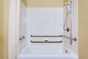 Zimmer, 1 Queen-Bett, barrierefrei, Nichtraucher (Mobility) | Badezimmer | Duschwanne, Haartrockner, Handtücher