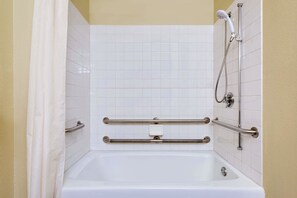 Chambre, 1 grand lit, accessible aux personnes à mobilité réduite, non-fumeurs (Mobility) | Salle de bain | Ensemble douche/baignoire, sèche-cheveux, serviettes fournies