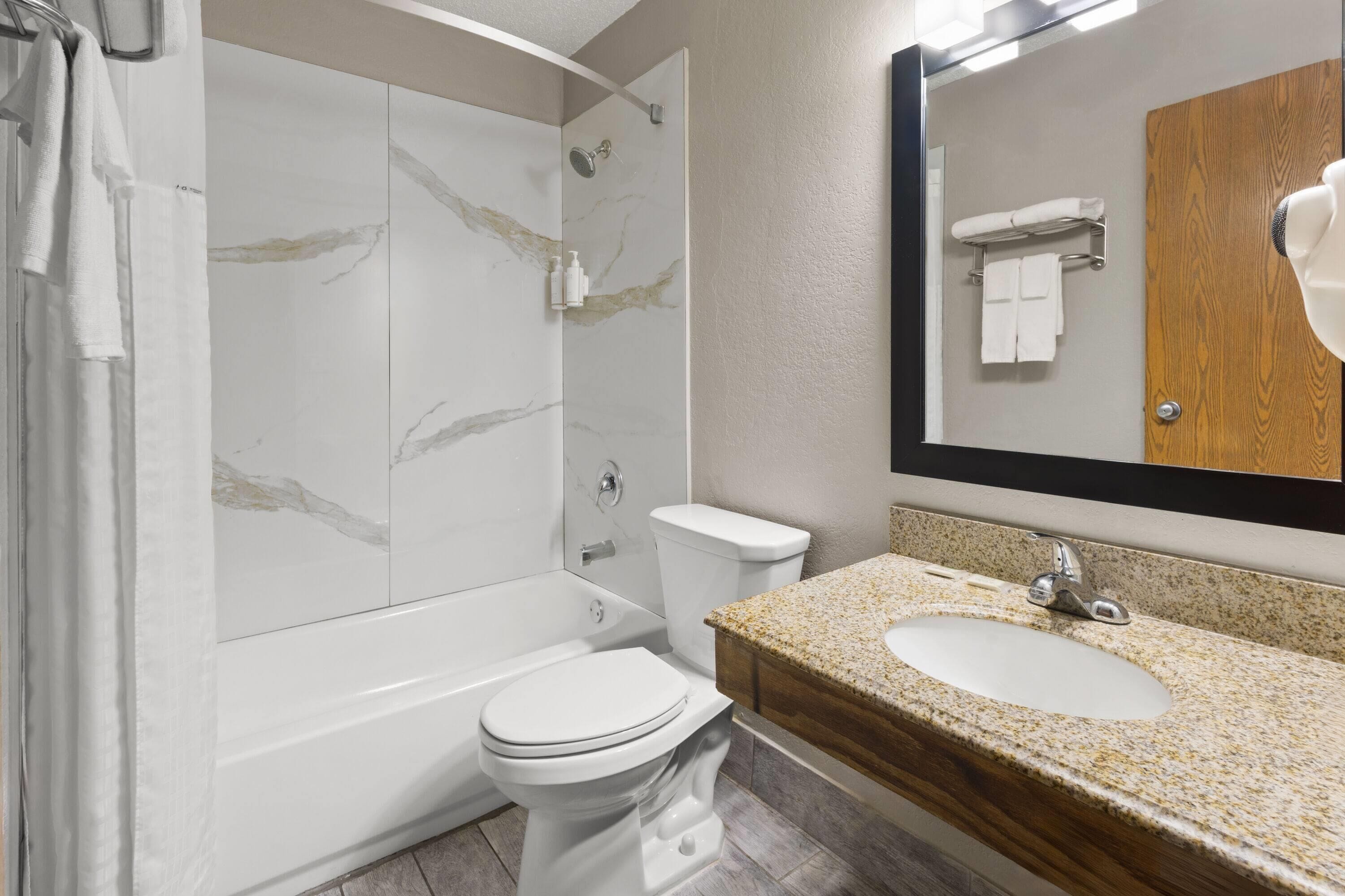 Combined shower/tub, hair dryer, towels