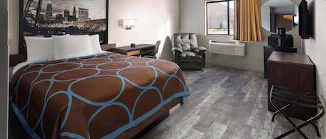 Bureau, rideaux dâobscurcissement, fer et planche Ă repasser