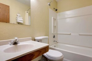 Combined shower/bathtub, hair dryer, towels